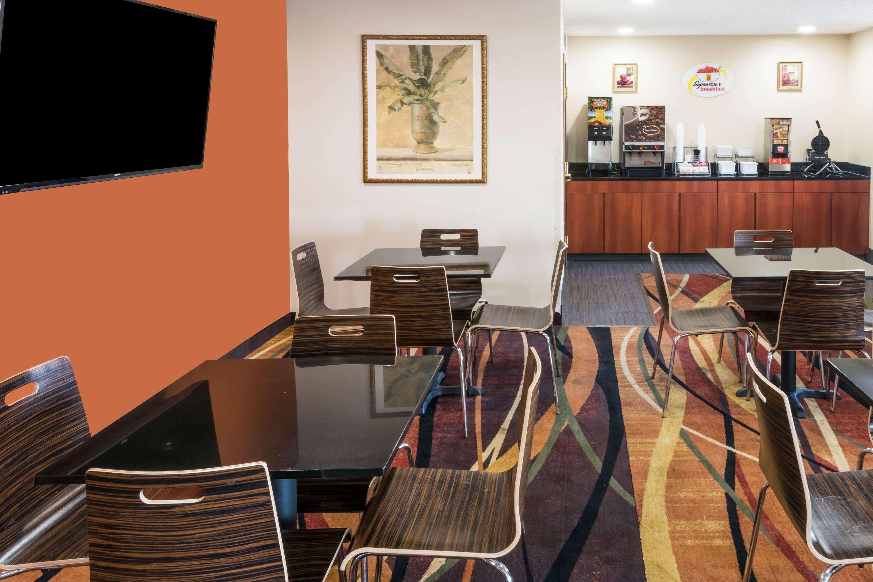 Hotel Super 8 By Wyndham Columbus West Exterior foto